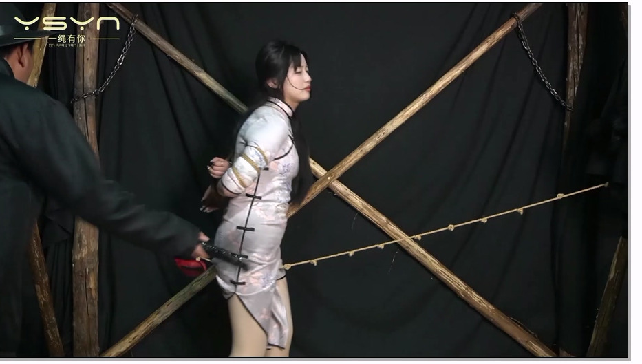 MJYS546-MJ影视 极度走绳 被人出卖漂亮女孩被捕双手吊起鞭打换上旗袍老虎凳捆绑各种打挠脚