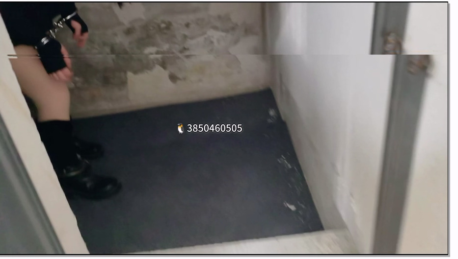 WYS012-忘忧社 新模小桃想体验手铐脚镣，工作人员为他戴上手铐，并让他感受其感觉