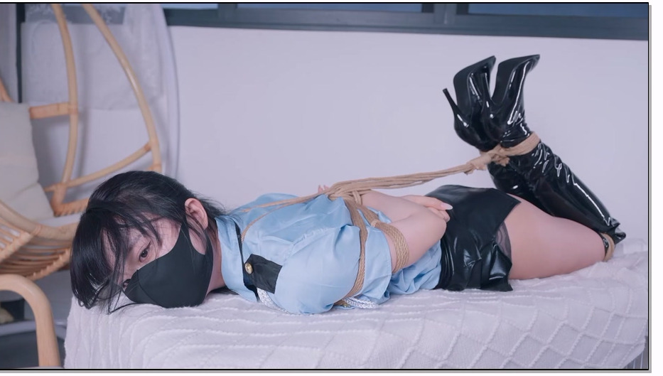 YM052-悠米 女巡逻官 超长时间真实放置，悠米第一次体验放置，在狗笼上驷马捆绑好
