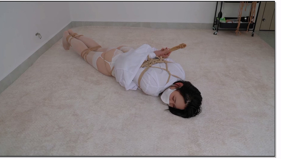 RAYM032-Raymond 少妇护士的特殊岗位第4集：小玲的全身捆绑加股绳蠕动捡物训练