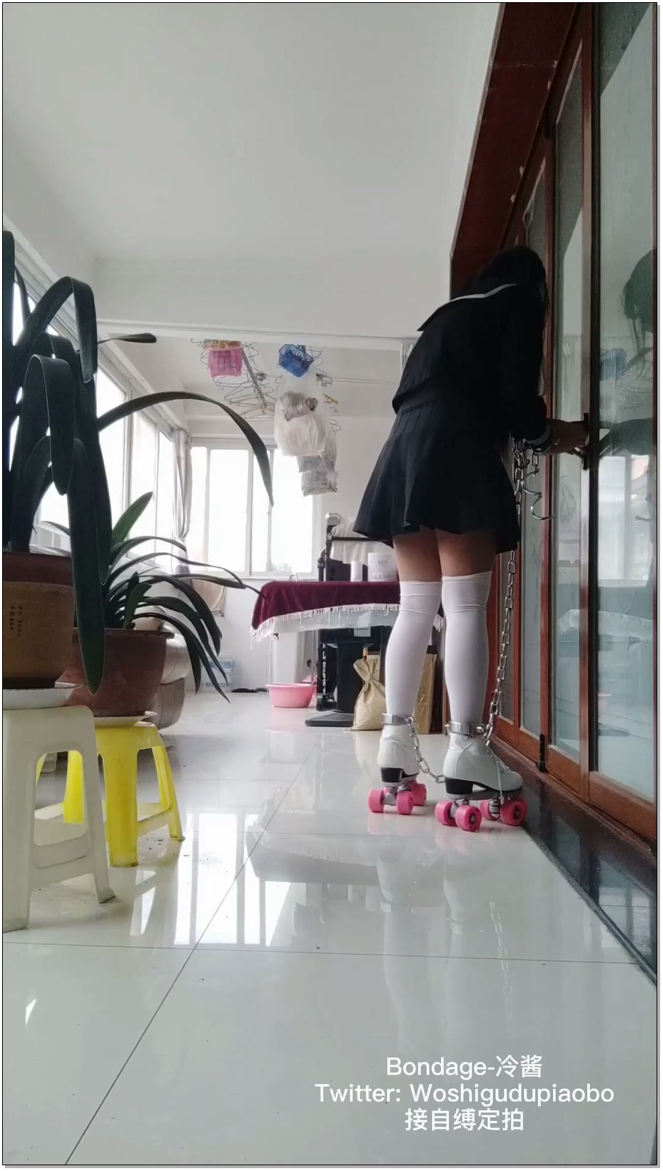 LSYBN024-冷少与贝娘 冷酱jk制服轮滑镣铐自缚，然后去阳台衣柜拴住项圈铁链固定